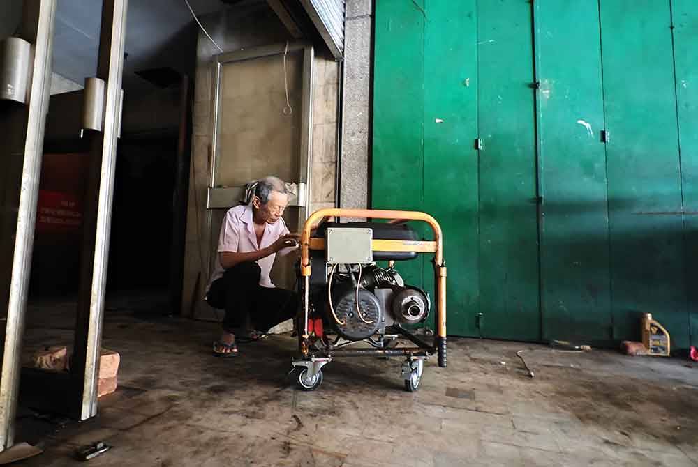 Generator digunakan untuk mendapatkan bekalan elektrik.