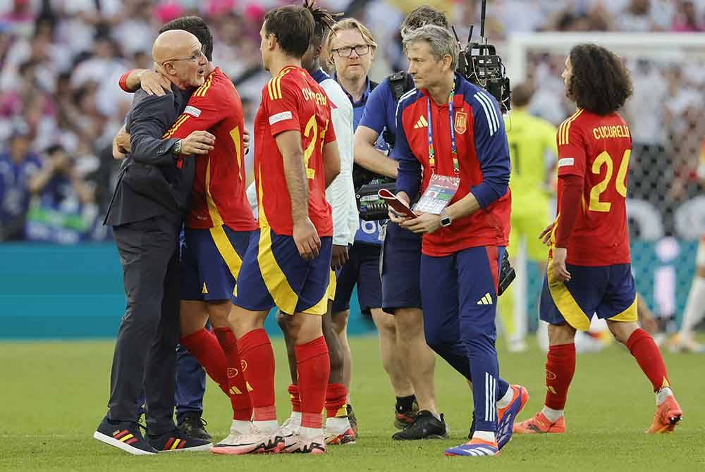 De la Fuente (kiri) meraikan kejayaan Sepanyol mara ke separuh akhir Euro 2024 bersama pemain. - Foto: EPA.