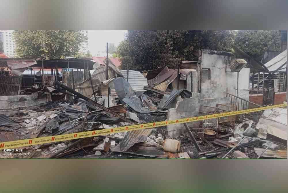 Selain empat buah rumah, beberapa buah motosikal penduduk juga musnah dalam kejadian berkenaan.