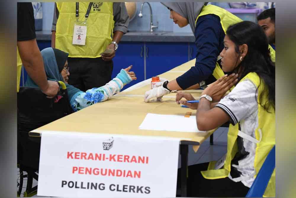 Pengundi warga emas, Reehanum Abdul Majid, 78, mengundi pada PRK Sungai Bakap di Sekolah Jenis Kebangsaan Cina (SJKC) Boon Beng pada Sabtu. Foto Bernama