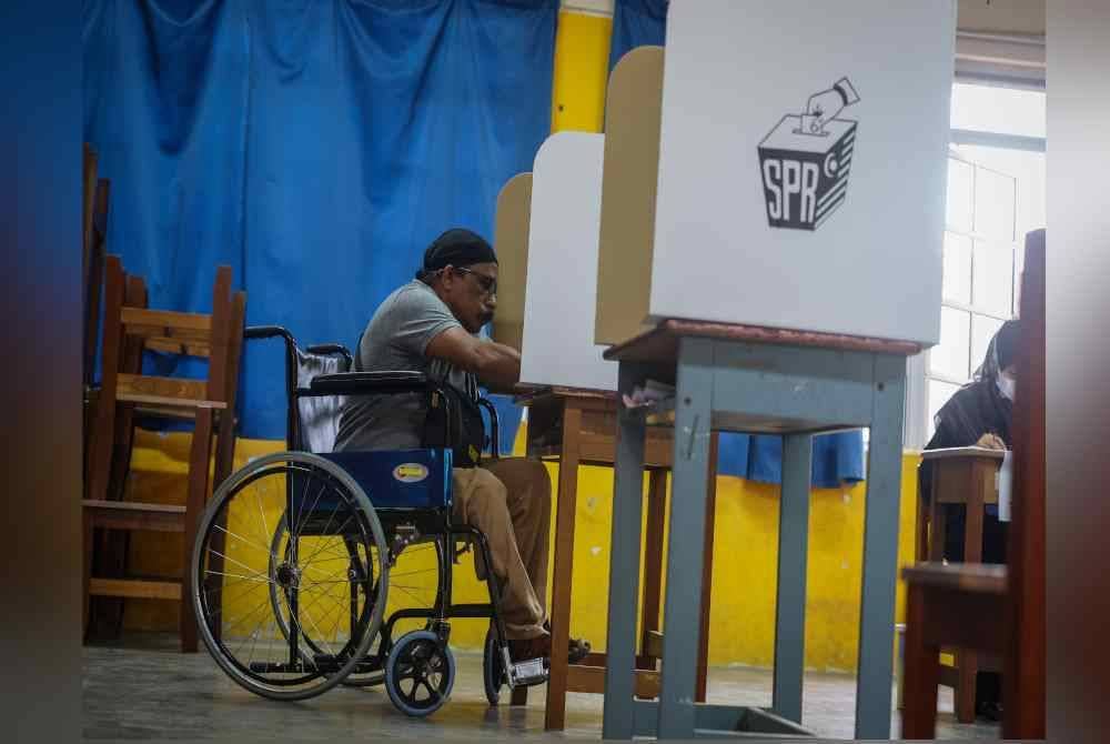 Pengundi, Michael Nyanamani, 56, menunaikan tanggungjawab mengundi pada PRK Sungai Bakap di Sekolah Menengah Kebangsaan (SMK) Bandar Tasek Mutiara pada Sabtu. Foto Bernama