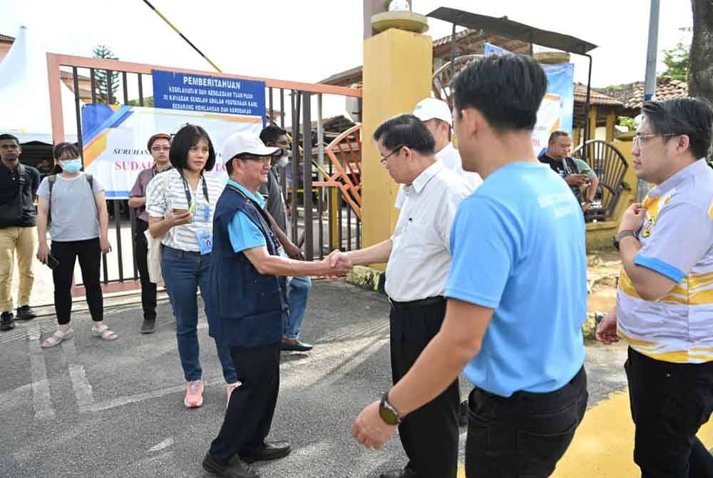 Kon Yeow ketika meninjau di Pusat Mengundi Sekolah Menengah Kebangsaan Bandar Tasek Mutiara pada Sabtu.