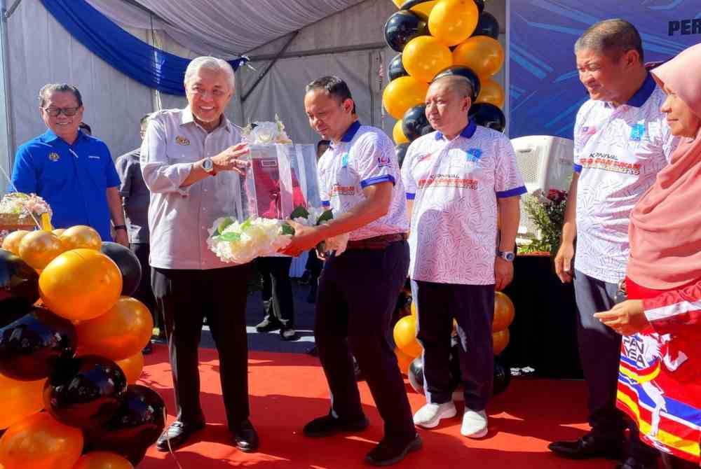 Ahmad Zahid (dua dari kiri) menerima cenderamata selepas merasmikan Sambutan Karnival Kerjaya dan Sukan Anak Muda Madani 1.0 di Padang Sekolah Sultan Ibrahim 1 di Pasir Mas pada Sabtu.