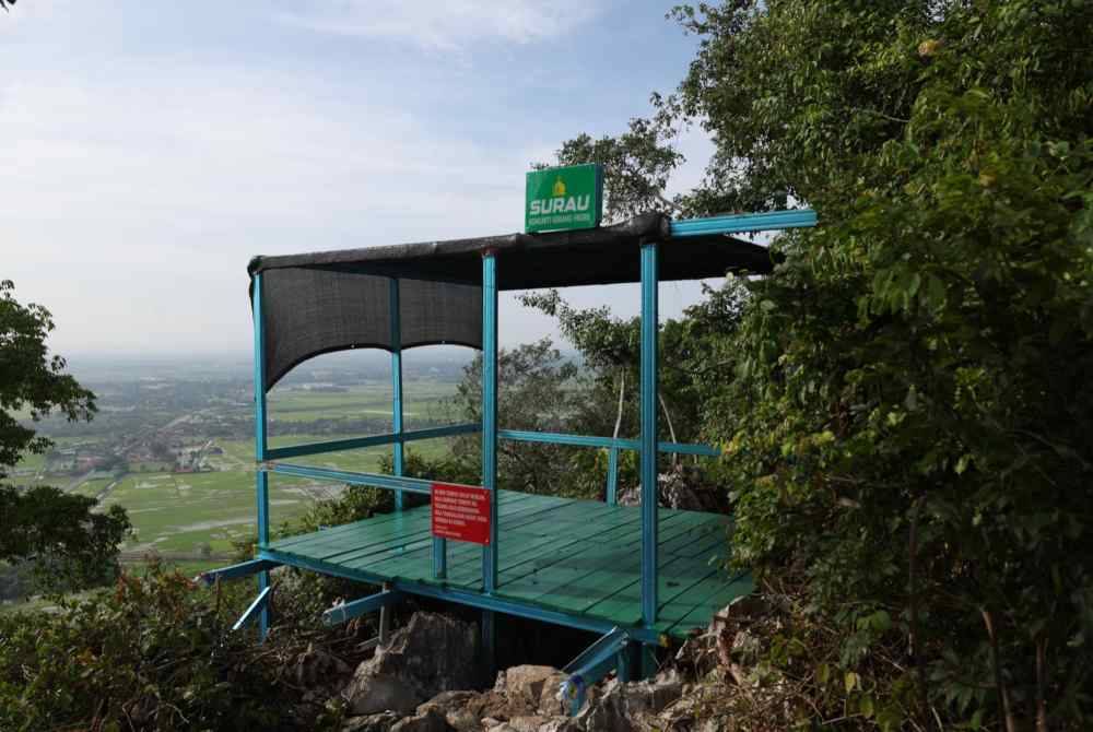 
Keadaan surau di puncak Gunung Keriang.