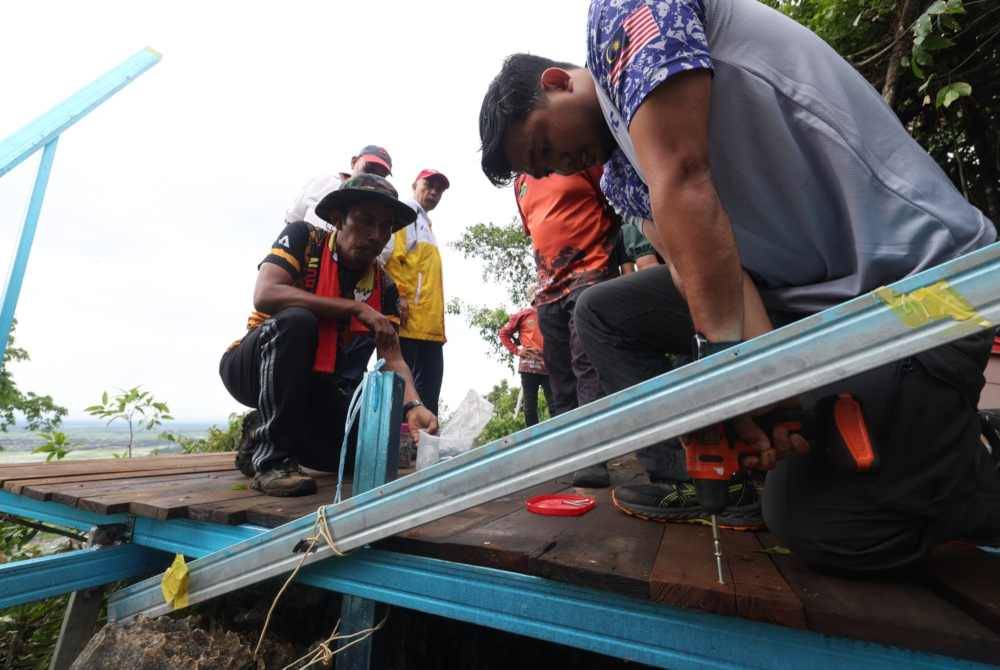 
Ahli KKH bergotong-royong membina surau di puncak Gunung Keriang.