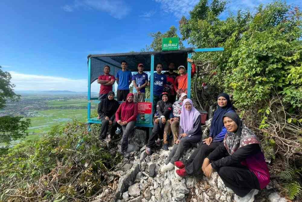 
Ahli KKH bergambar di surau dibina mereka di puncak Gunung Keriang.