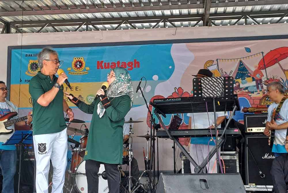 Al-Sultan Abdullah dan Tuanku Azizah menghadiahkan dua lagu pada Majlis Mega Picnic sempena sambutan 50T MRSM Kuantan di Taman Gelora pada Sabtu.