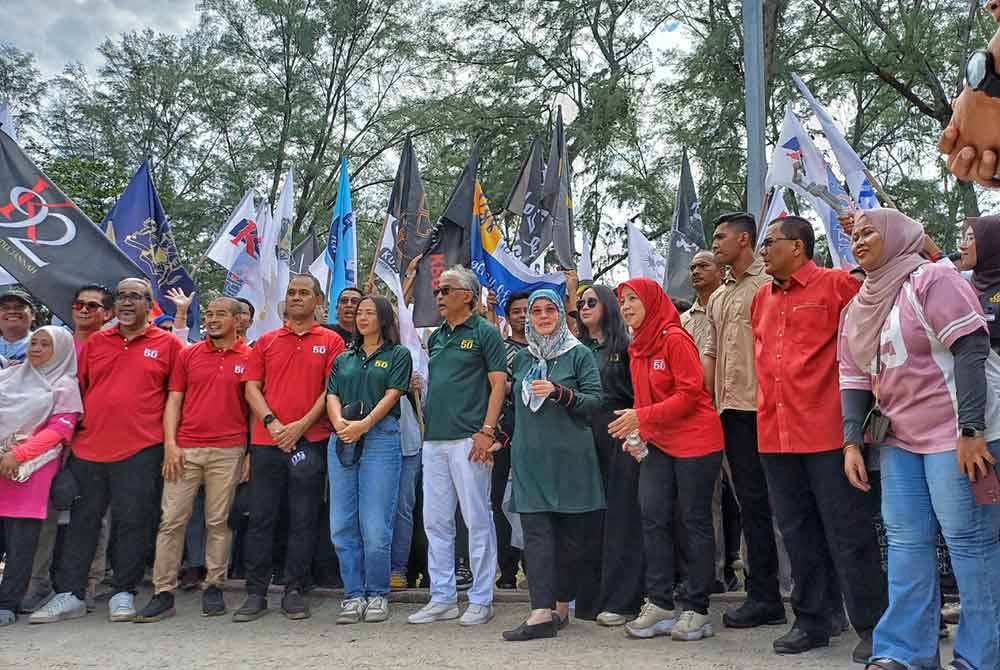 Al-Sultan Abdullah dan Tunku Azizah serta anakanda baginda bersama seluruh warga MSRM pada Majlis Mega Picnic sempena sambutan 50T MRSM Kuantan di Taman Gelora pada Sabtu.