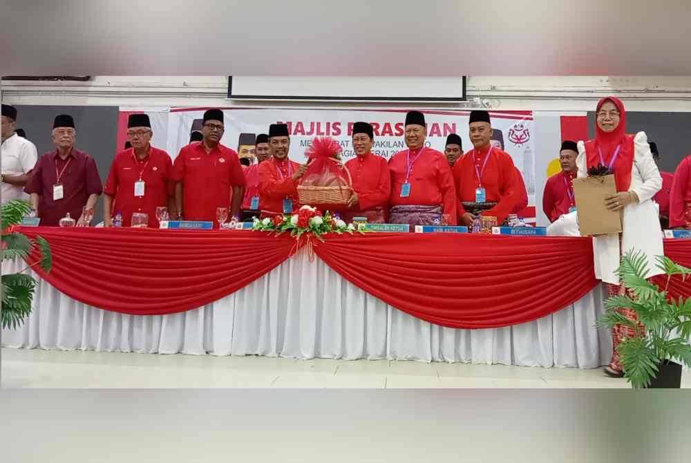 Ketua UMNO Bahagian Jerai, Datuk Seri Jamil Khir Baharom (empat dari kiri) menyampaikan cenderahati kepada Ahmad (empat dari kanan) selepas Masjlis Perasmian Mesyuarat Perwakilan UMNO Bahagian Jerai 2024 di Dewan Lestari Guar Chempedak, di sini, pada Sabtu.