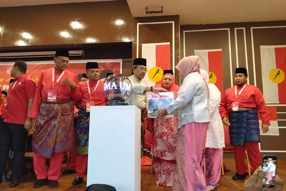 Johari (dua dari kanan) turut menyumbang bagi Tabung Wisma UMNO Bahagian Bukit Gantang selepas menyempurnakan Mesyuarat Perwakilan UMNO Bahagian Bukit Gantang kali ke-36 Tahun 2024 di sebuah hotel pada Sabtu.