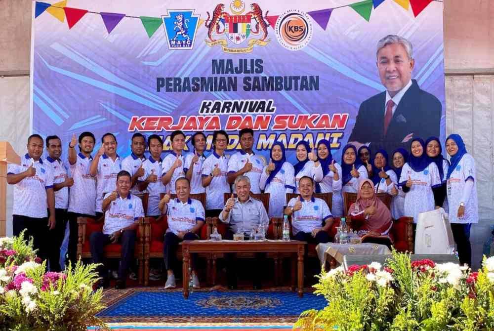 Ahmad Zahid (depan, tengah) merasmikan Sambutan Karnival Kerjaya dan Sukan Anak Muda Madani 1.0 di Padang Sekolah Sultan Ibrahim 1 di Pasir Mas pada Sabtu.