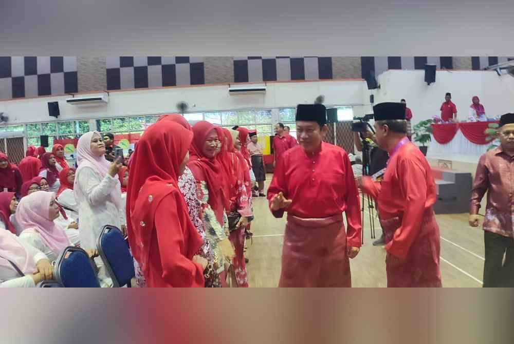 Ahmad (dua dari kanan) beramah dengan ahli selepas merasmikan Mesyuarat Perwakilan UMNO Bahagian Jerai 2024 di Dewan Lestari Guar Chempedak, di sini, pada Sabtu.