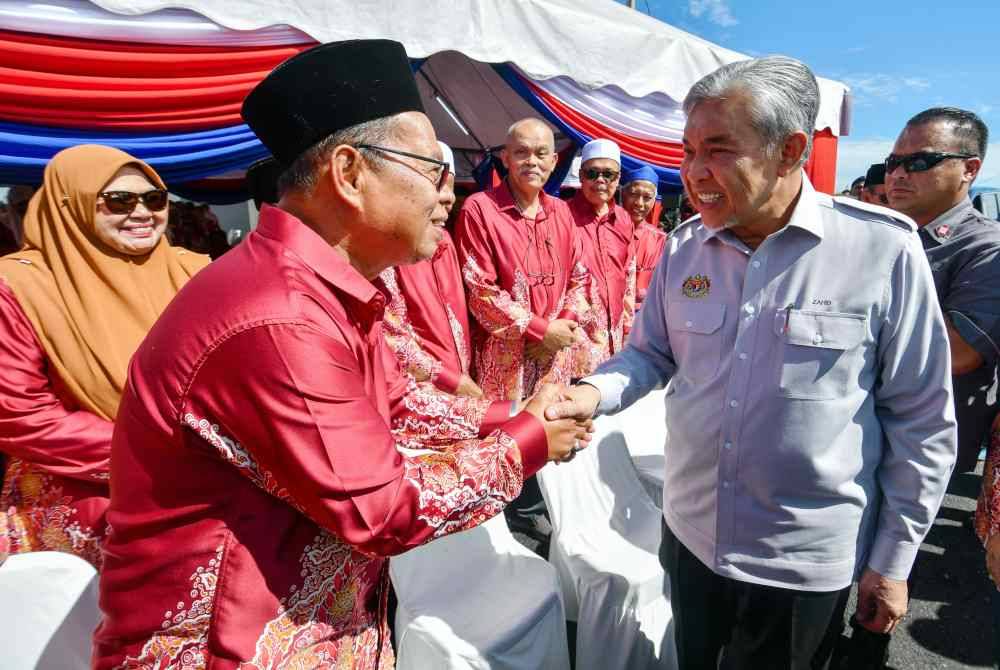 Ahmad Zahid yang juga Menteri Kemajuan Desa dan Wilayah (kanan) bersalaman bersama sebahagian pesara ketika hadir pada majlis Pelancaran Perayaan 30 Tahun Persatuan Pesara Pegawai Perkhidmatan Pendidikan Malaysia Cawangan Kelantan di Pejabat Cikgu Pencen dan Balai Lu'lu pada Sabtu. Foto Bernama