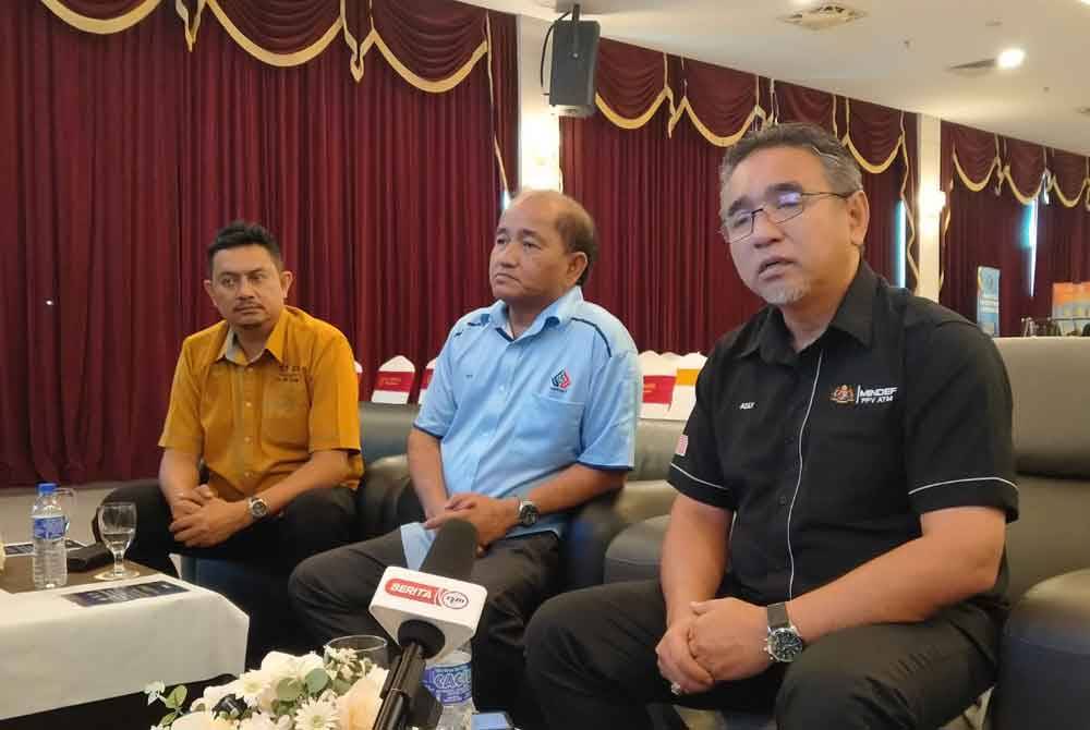 Adly (kanan) ketika ditemui pemberita selepas menyempurnakan Program Pemerkasaan Usahawan Veteran Angkatan Tentera (ATM) di sebuah hotel pada Sabtu.