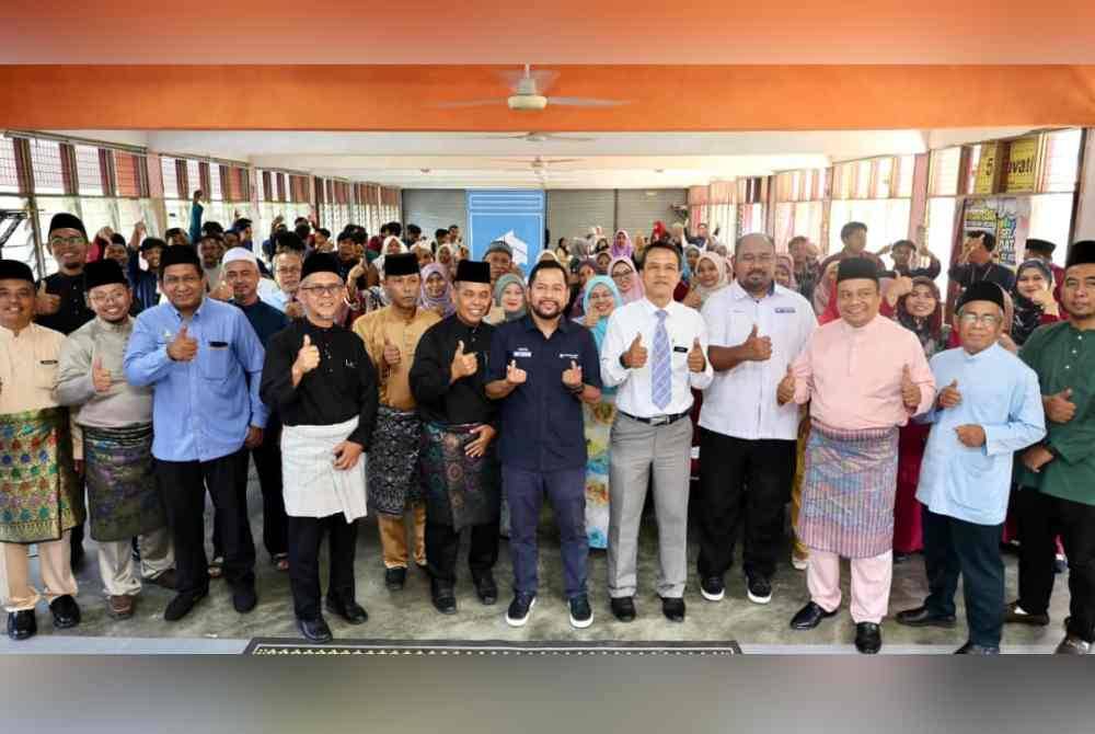 Syaiful Rizal menyempurnakan perasmian Program Kecemerlangan Tingkatan 5 dan 6 SMK Dato’ Kamaruddin dan SMK Jelai melibatkan seramai 329 pelajar di Batu Kurau. Foto ihsan YBR