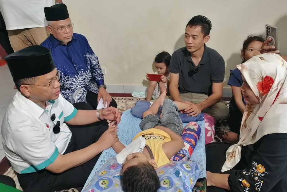 Mohd Na'im (kiri) menziarahi adik Azriel Mifzal yang sakit terlantar akibat menghidap saraf genetik sejak lahir.