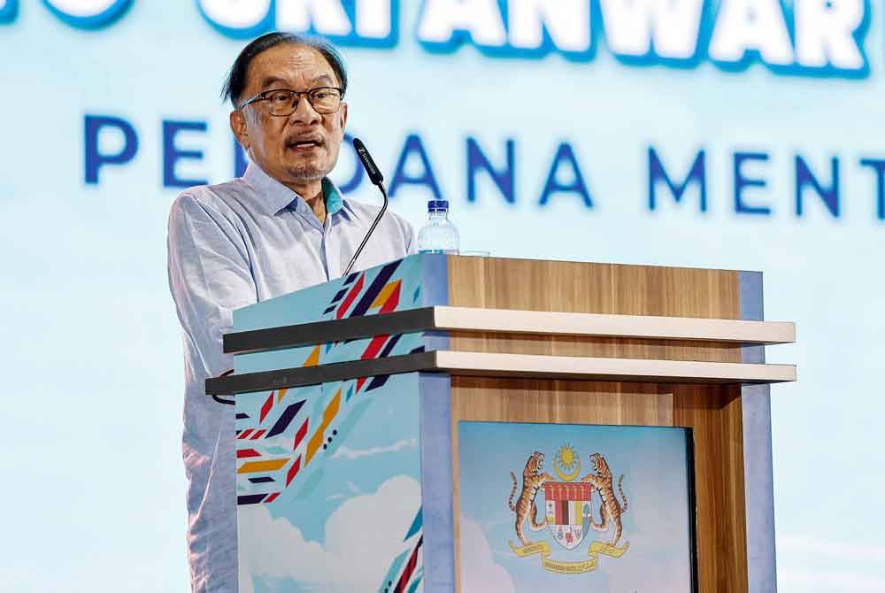 Perdana Menteri Datuk Seri Anwar Ibrahim menyampaikan ucapan pada Majlis Perasmian Program Madani Rakyat 2024 Zon Timur di Dataran Sayangi Kuantan pada Sabtu. Foto Bernama