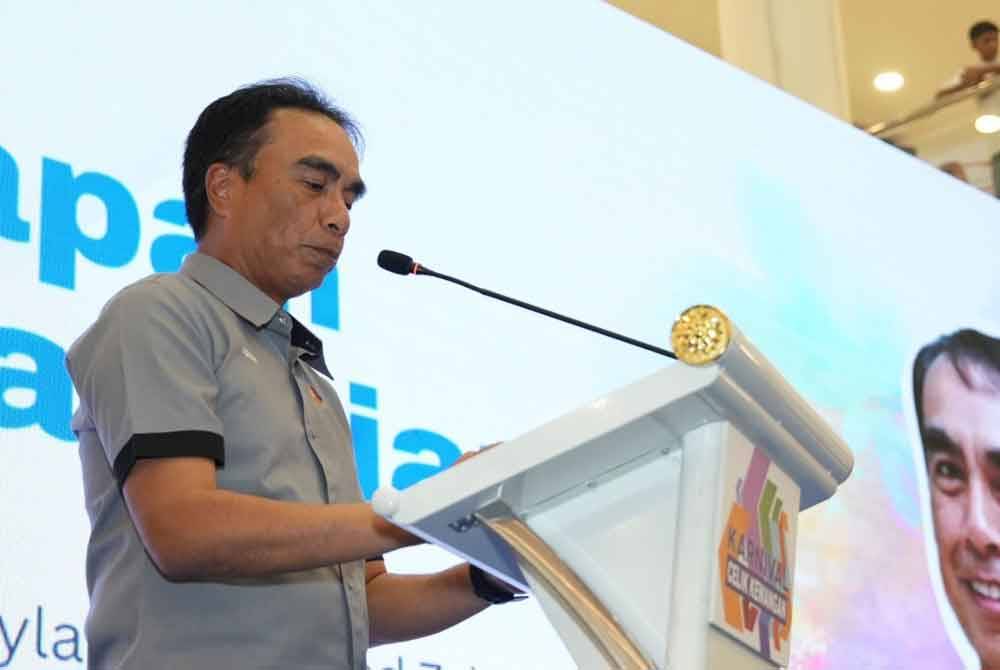 Adnan Zaylani berucap pada Majlis Pelancaran Karnival Celik Kewangan di East Coast Mall, di Kuantan pada Sabtu.