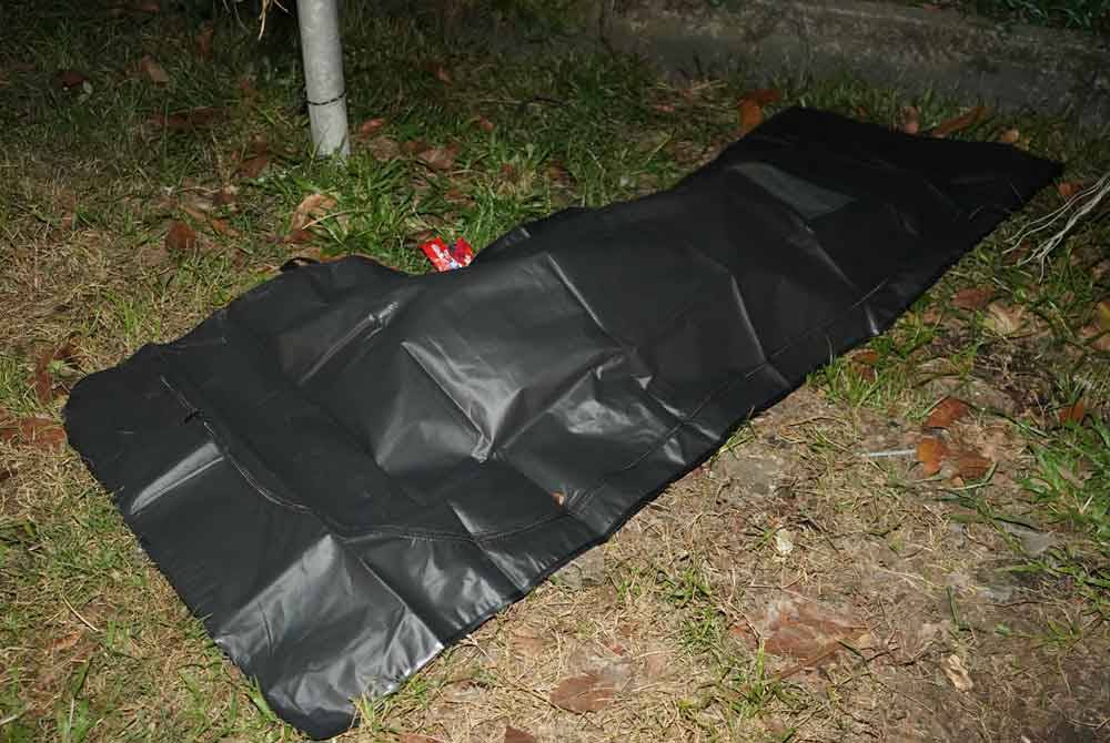 Mayat mangsa ditemui orang ramai dalam keadaan terbaring di kawasan tepi jalan berhampiran longkang.