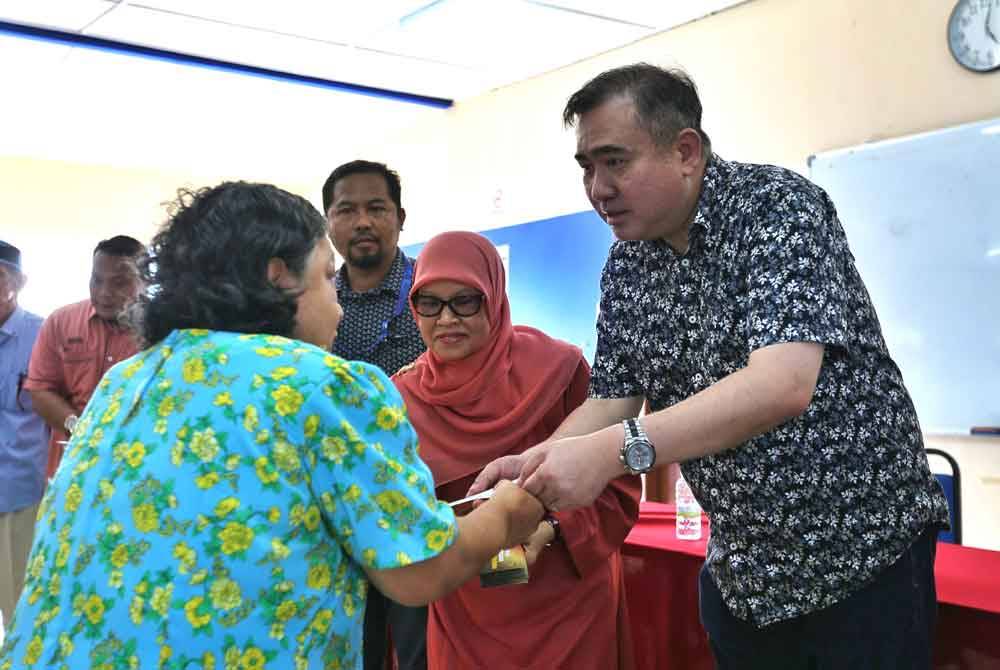 Anthony Loke Siew Fook dan Tengku Zamrah menyampaikan bantuan kepada mangsa banjir
