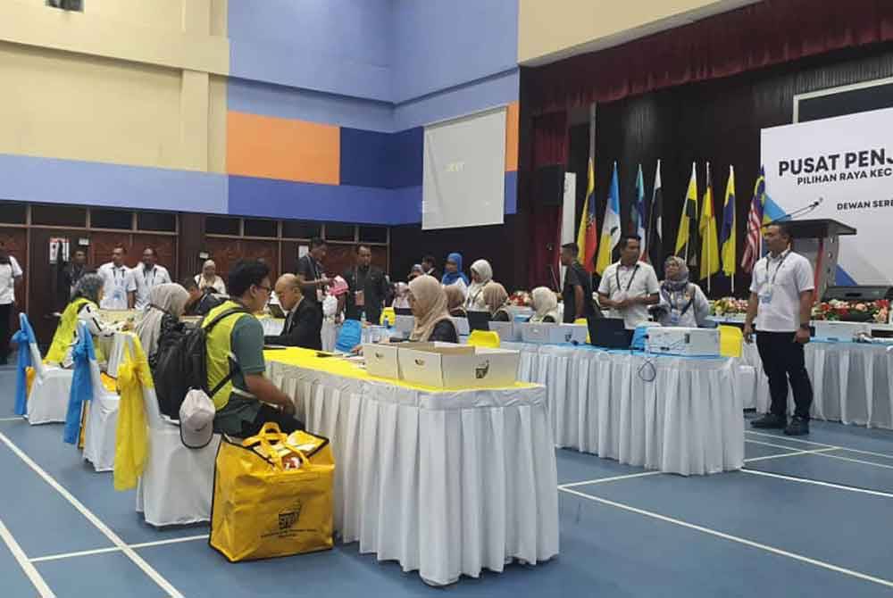 Keadaan Pusat Penjumlahan Rasmi Undi di Dewan Serbaguna Jawi di Sungai Bakap.