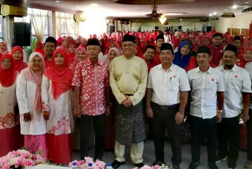Shamsul Anuar (lima dari kanan) dan Othman (lima dari kiri) bergambar bersama perwakilan seusai majlis perasmian di Wisma UMNO Jerlun pada Sabtu.