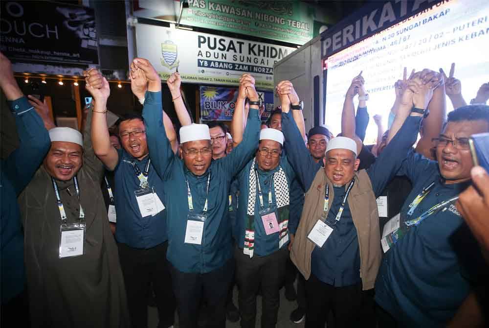 Calon PN, Abidin Ismail (dua kanan) meraikan kemenangan.