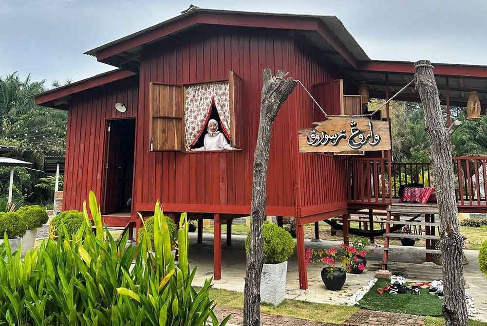 Reka bentuk rumah peneroka Felda menjadi tarikan pengunjung
di Warong Tersorok.