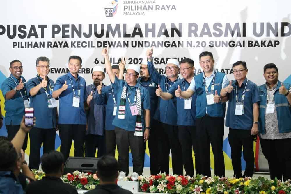 Abidin Ismail (tengah) selepas diumumkan sebagai Ahli Dewan Undangan Negeri (ADUN) Sungai Bakap yang baharu.