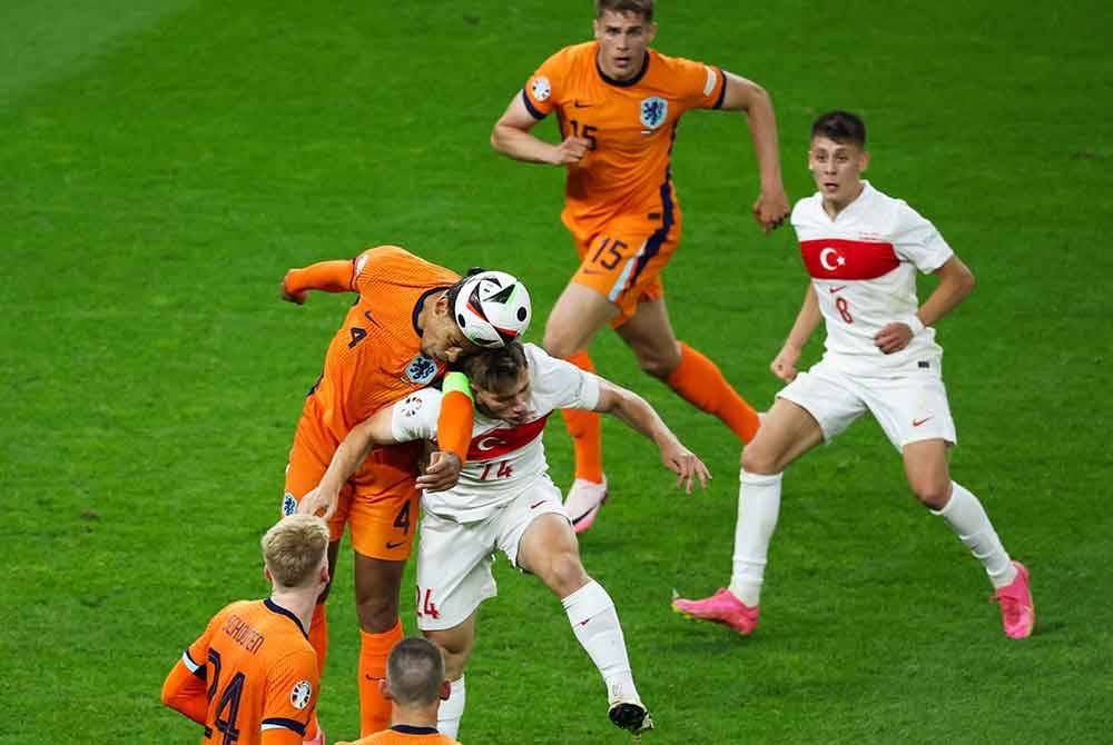 Aksi antara pemain Turkiye dan Belanda dalam perlawanan suku akhir pada awal pagi Ahad. Foto AFP