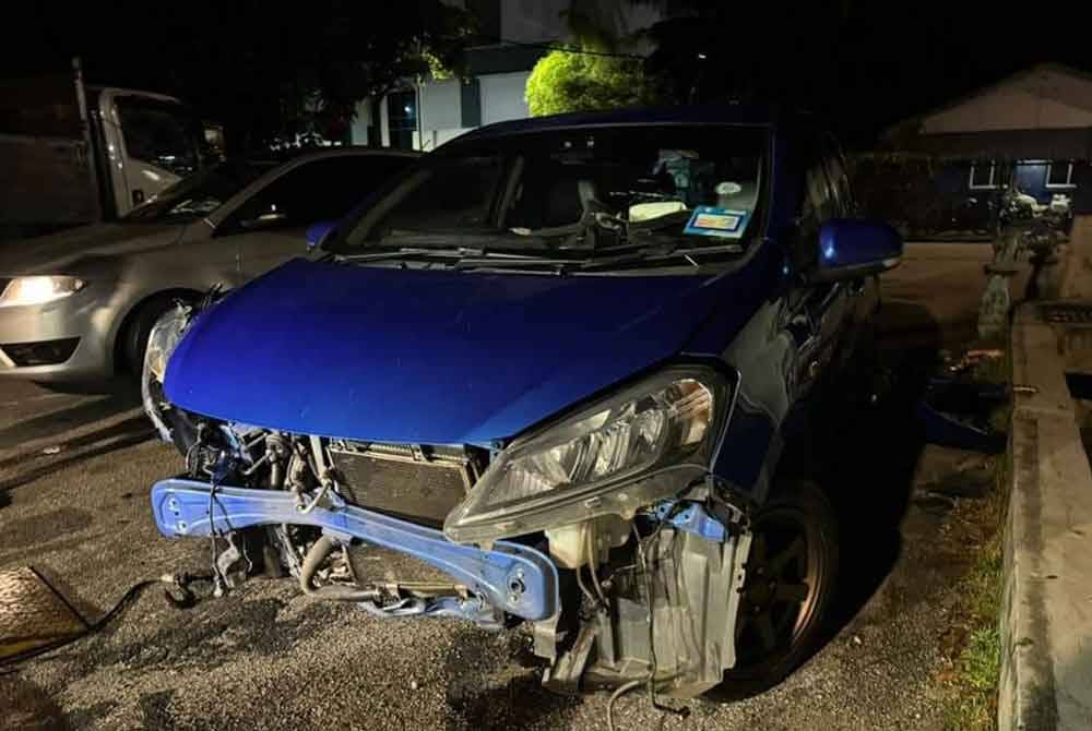 Keadaan kereta jenis Perodua Myvi yang terbabit nahas mengorbankan nyawa seorang remaja di persimpangan Pantai Batu Hitam, Jalan Kuantan-Kemaman awal pagi Ahad. Pix Fb Polis Trafik Kuantan
