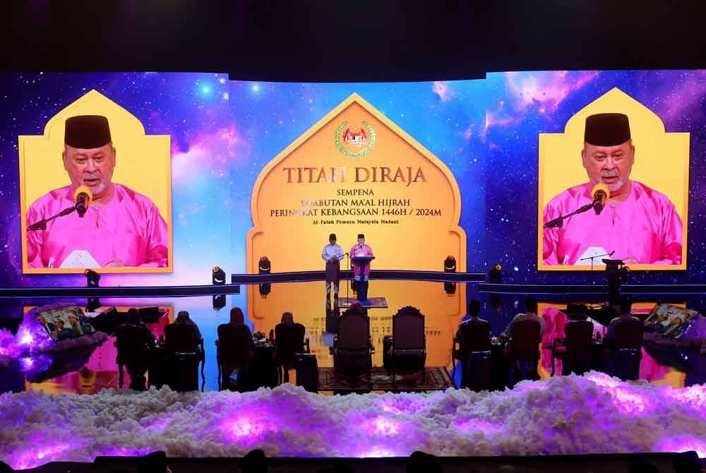 Yang di-Pertuan Agong Sultan Ibrahim (kanan) berkenan menyampaikan Titah Diraja pada Majlis Sambutan Ma'al Hijrah Peringkat Kebangsaan Tahun 1446H/2024M di Pusat Konvensyen Antarabangsa Putrajaya (PICC) hari ini.