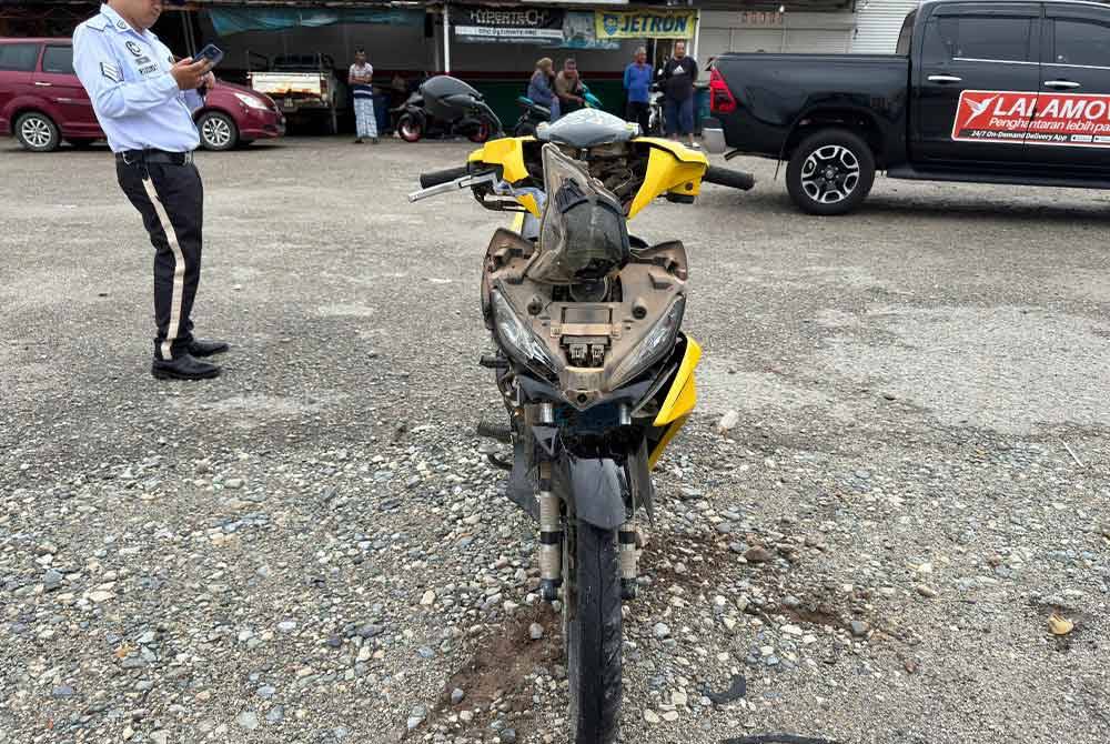 Keadaan motosikal milik mangsa selepas melanggar warga emas dalam satu kemalangan di Kilometer 25, Jalan Lipis Merapoh di sini pada Ahad.