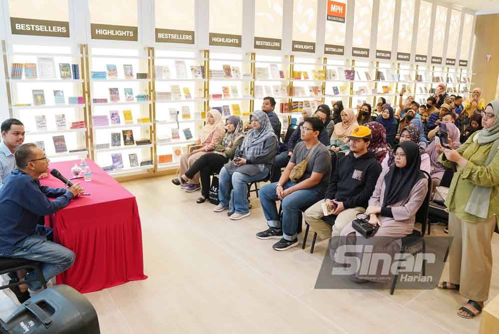 Ramlee menyampaikan penghargaan kepada peminatnya yang hadir.