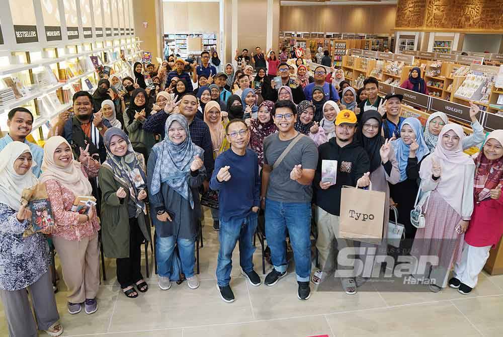 Ramlee (lima dari kiri) bersama peminatnya yang hadir pada Temu Mesra Eksklusif bersamanya di MPH Book Store, Plaza The Exchange TRX pada Ahad. - FOTO: SINAR HARIAN/ROSLI TALIB