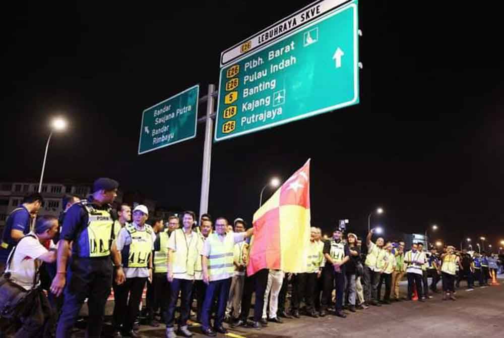 Amirudin menyempurnakan majlis pelancaran jejambat Bandar Saujana Putra