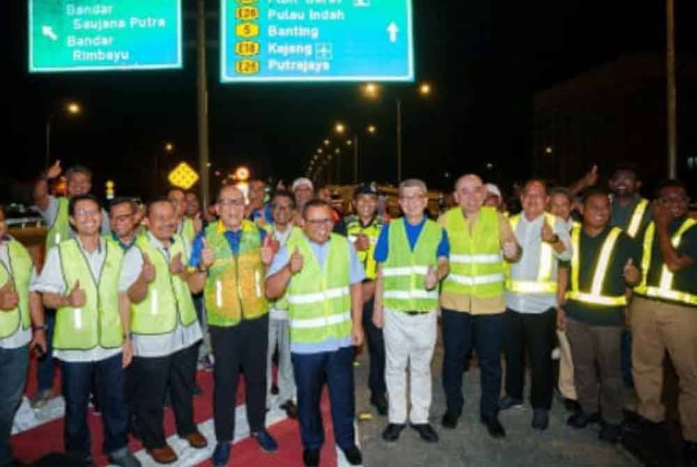 Amirudin (tengah) bersama Hock San (enam kanan) pada majlis ‘flag-off’ jejambat Bandar Saujana Putra sebagai simbolik perasmian