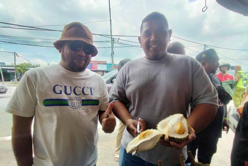 Shahrul (kanan) ditemui di gerainya di Jalan Kebun Tambahan.