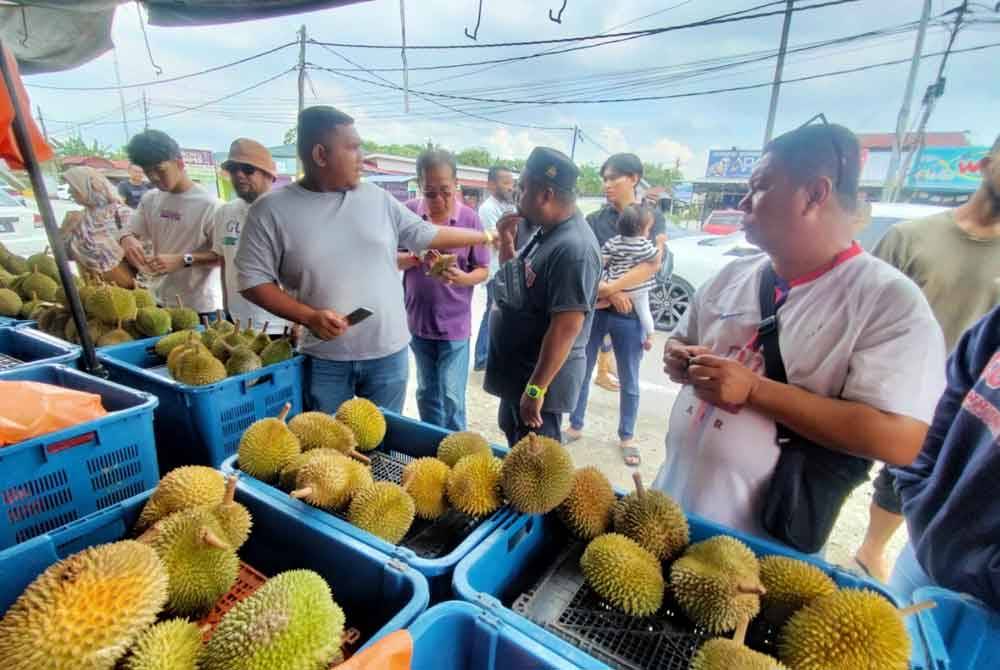 Pelanggan yang memenuhi gerai raja buah milik Shahrul (empat dari kiri) pada Ahad.