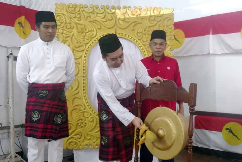 Mohd Nazifuddin (tengah) memukul gong sebagai gimik pada Mesyuarat Pemuda UMNO Bahagian Kuala Selangor pada Ahad.