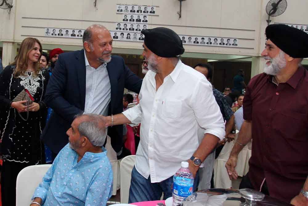 Gobind Singh (tiga dari kanan) bersalaman dengan para tetamu pada Majlis Makan Malam Sempena Sambutan 150 Tahun Bandar Warisan Taiping anjuran Pertubuhan Sri Guru Singh Sabha malam ini. Foto Bernama