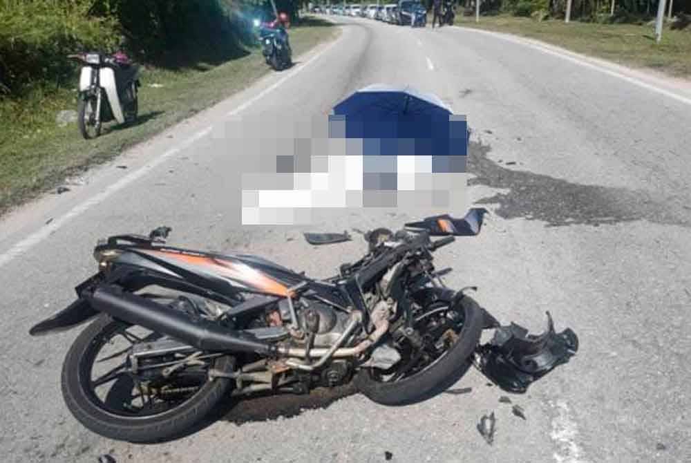 Seorang penunggang motosikal maut setelah terbabas masuk ke laluan bertentangan dan merempuh sebuah kereta di Jalan Lahat, Simpang Pulai, di Ipoh pada Ahad. Foto PDRM