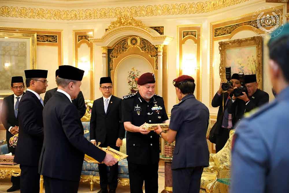 Sultan Ibrahim mempersembahkan kepada Sultan Hassanal Bolkiah warkah persilaan sempena Istiadat Pertabalan Seri Paduka Baginda sebagai Yang di-Pertuan Agong ke-17 pada 20 Julai ini. - Foto Facebook Sultan Ibrahim