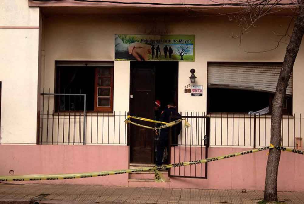 Kebakaran di sebuah rumah jagaan warga emas di Treinta y Tres, Uruguay pada awal pagi Ahad mengorbankan 10 orang. Foto Agensi