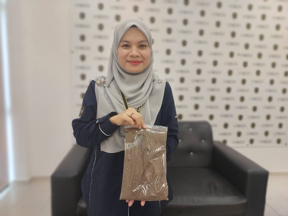 Noor Syaheera menunjukkan Dedak HL yang dihasilkan dengan kerjasama HL Agro Farm.