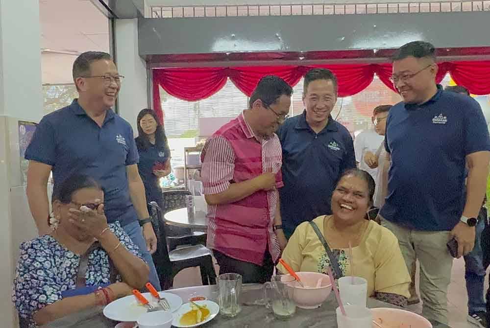 Keramahan Abidin (tiga dari kanan) menyenangkan pengundi Sungai Bakap.