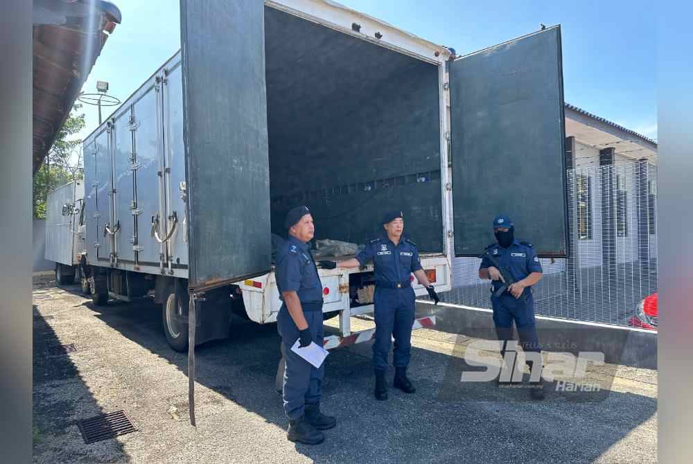 Lori yang digunakan untuk membawa rokok-rokok seludup. Foto Sinar Harian/ADILA SHARINNI WAHID