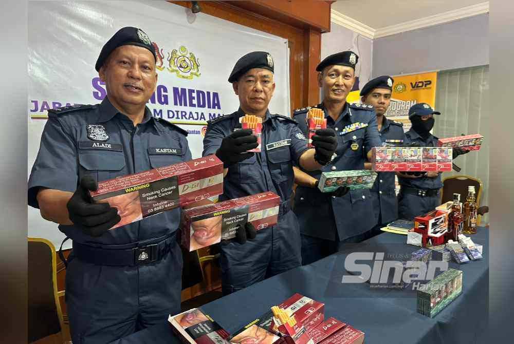 
Wan Jamal Abdul Salam (dua dari kiri) menunjukkan rokok seludup yang dirampas. Foto Sinar Harian/ADILA SHARINNI WAHID