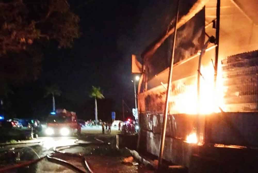 Kebakaran berjaya dikawal jam 10.45 malam dan tidak merebak ke bangunan lain.