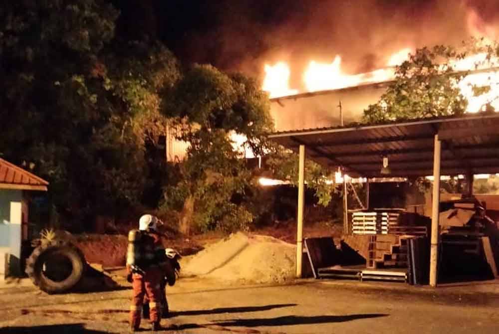 Sebuah gudang menyimpan barangan runcit di Jalan Bukit Ubi terbakar pada Ahad.